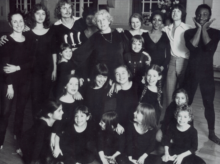 Hilde Holger (Bildmitte) im Kreis ihrer Schüler*innen. Wolfgang Stange: letzte Reihe, dritter von links © unbenannt +Wolfgang Stange, Carl Campbell, Luisa de Costa, & Zoe Harvey Lee