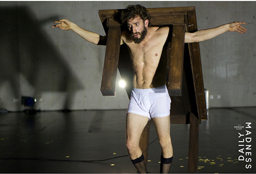 Tobis Draeger: Kampft mit einem Tisch © Tobias M. Draeger draeger1