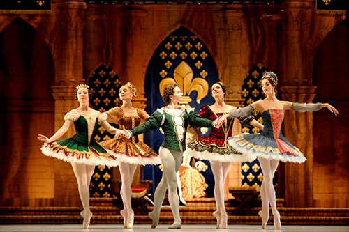 Prinzessinen aus fremden Ländern bieten sich als Braut an. © Costin Radu dresden nationalbraeute