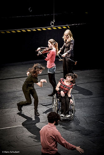 Swaying: Rollen, Laufen, Stolpern zur.Musik © Hans Schubert. swaying veronika silke