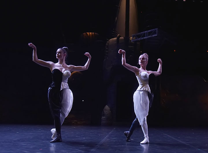 Die Ammen in "Roméo et Juliette" von Angelin Preljocaj © Jean-Claude Carbonne Prelj Ammen