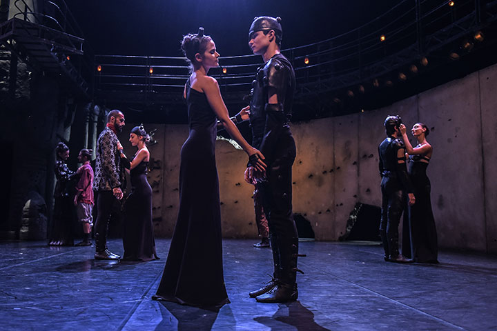 Ballet Preljocaj "Roméo et Juliette": Trjppeninspektion der Frauen © Jean-Claude Carbonne Prelj Frauen