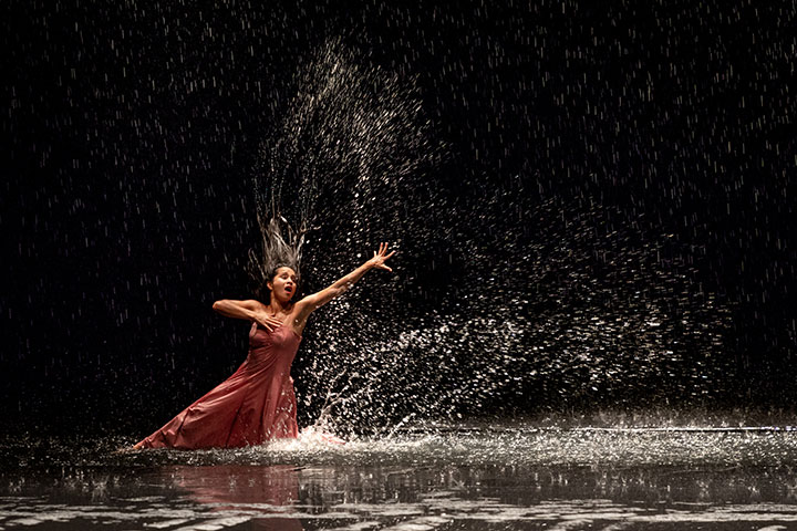 Tanztheater Wuppertal: „Vollmond“. Ein Stück von Pina Bausch. Im Bild: Silvia Farias Heredia, © Oliver Look Vollmond OliverLook