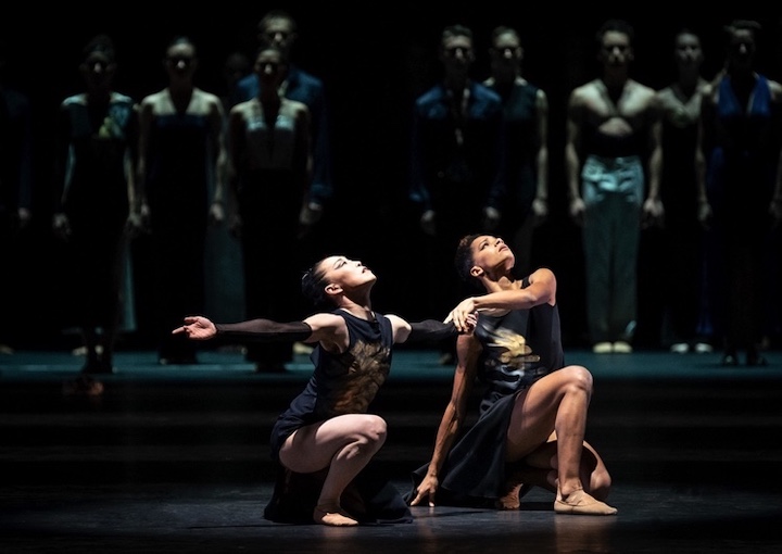 Yuko Kato, Rebecca Horner und Ensemble in "4" © Wiener Staatsballett / Ashley Taylor 4 Mahler2