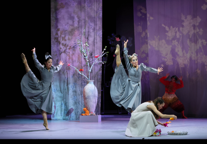 Ballett des Staatstheaters am Gärtnerplatz: „Aschenbrödel“, Ch: Karl Alfred Schreiner, im Bild: Chia-Fen Yeh (Stiefschwester), Montana Dalton (Stiefschwester), Micaela Romano Serrano (Aschenbrödel), David Valencia (Waschbär) © Marie-Laure Briane Aschenbroedel4