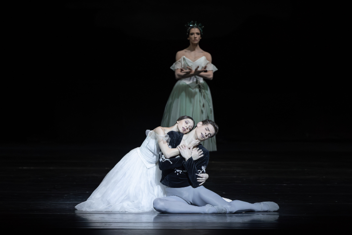 Bayerisches Staatsballett: "Giselle", im Bild: Ksenia Shevtsova, Jakob Feyferlik, Carollina Bastos © Katja Lotter Giselle2