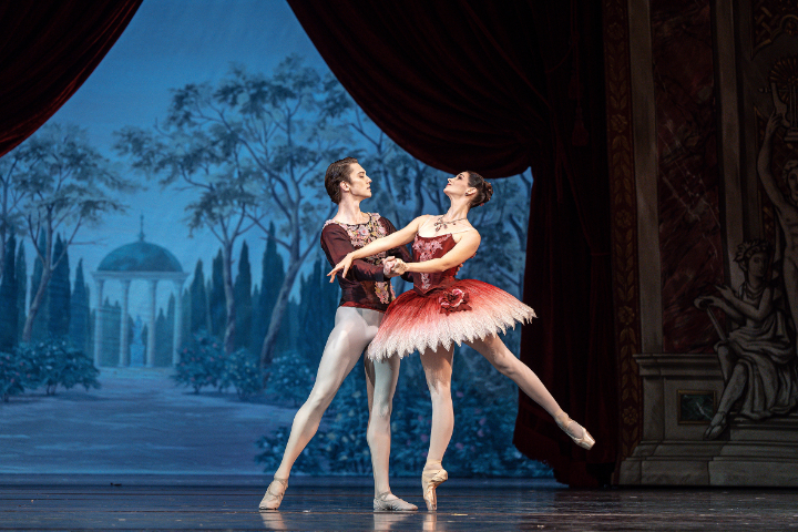 Bayerisches Staatsballett: "Der Nussknacker", Ch: John Neumeier. Im Bild: Julian Mackay und Laurretta Summerscales © Nicholas MacKay Nussknacker2