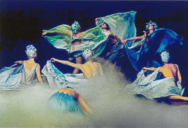 Schülerinnen und Absolventinnen der Ballettschule der Wiener Staatsoper in „An der schönen blauen Donau“, Ch: Hedi Richter, M: Johann Strauss (Sohn), 1990. © Robert BOB Hailwax Donauwalzer