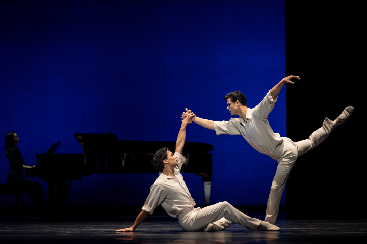 Wiener Staatsballett: "Each in their own time", Ch: Lar Lubovitch; Tänzer: Rinaldo Venuti und Davide Dato, Shino Takizawa © Ashley Taylor Lubovitch1