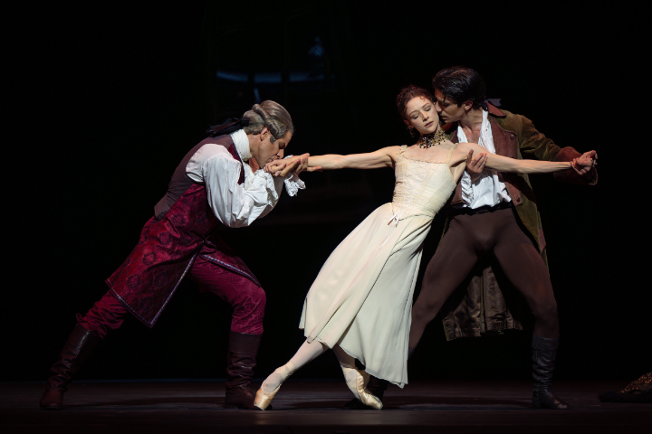 Wiener Staatsballett: "Manon", Ch: Kenneth MacMillan: Tänzer*innen: Marcelo Gomes (Monsieur G.M.), Madison Young (Manon), Alessandro Cavallo (Lescaut) © Ashley Taylor Manon2