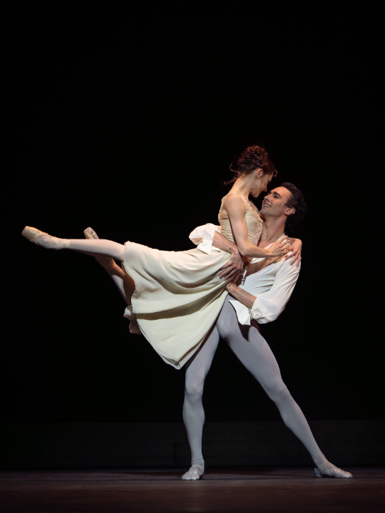 Wiener Staatsballett: "Manon", Ch: Kenneth MacMillan: Tänzer*innen: Madison Young (Manon) und Alessandro Frollo (Des Grieux) © Ashley Taylor Manon4