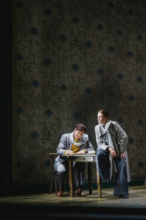 "Hoffmanns Erzählungen": Attilio Glaser (Hoffmann), Wallis Giunta (Die Muse / Nicklausse) Attilio Glaser (Hoffmann), Wallis Giunta (Die Muse / Nicklausse) © Marco Sommer / Volksoper Wien Hoffmann2