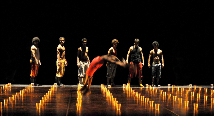 Mourad Merzouki / Compagnie Käfig: "Kaléidoscope" © Gilles Aguilar Companhia Urbana de DançaAgwaPièce pour 10 danseurs - Création BiennaleChorégraphie : Mourad MerzoukiMusique : AS’N Danseurs : Tiago « TS » Sousa, Alexsandro « PIT » Soares, Ruy Chagas Junior, Wallace Costa, Diego « White » Leitão, Dieguinho Alves dos Santos, Leo Alves Santos, Christian Faxola,Zé « Joro », Raphael Roussier - Lumières : Yoann Tivoli - Scénographie : Benjamin LebretonCoproduction : Biennale de la Danse de Lyon, Espace Albert Camus de Bron, Compagnie Käfig - Avec le soutien de : Fondation BNP Paribas - La Compagnie Käfig est subventionnée par le Ministèrede la culture et de la communication - Drac Rhône-Alpes, la Région Rhône-Alpes (compagnie conventionnée), et Culturesfrance pour certaines de ses tournées internationales - La CompagnieKäfig est en résidence à l’Espace Albert Camus de Bron - Accueil : Espace Albert Camus-Bron, Célestins-Théâtre de Lyon, Biennale de la DanseAvec le soutien de : Ambassade du Brésil en France - GL events