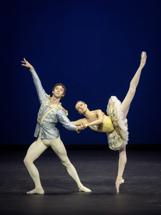 Wiener Staatsballett: "Divertimento Nr. 15", Ch: George Balanchine. Im Bild: Olga Esina und Benjain Alexander © Ashley Taylor