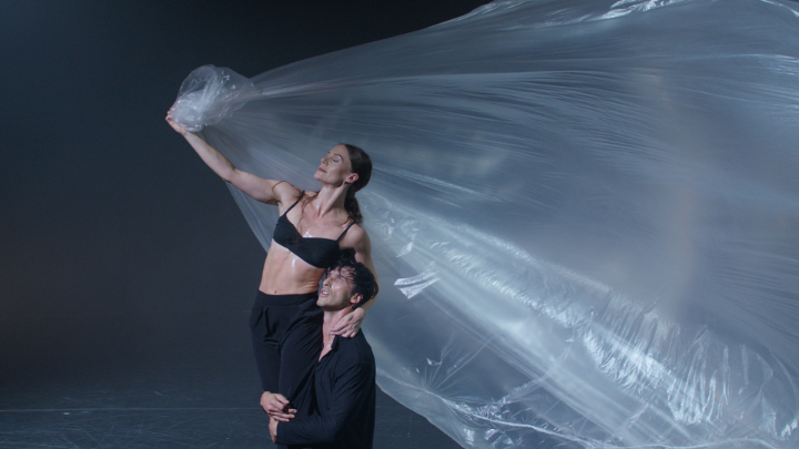 Elizaveta Poliakova: "The Cloud". Im Bild: Aulonё Nuhiu und Sead Vuniqi © Constantin Lederer / Internationale Bühnenwerkstatt Cloud4