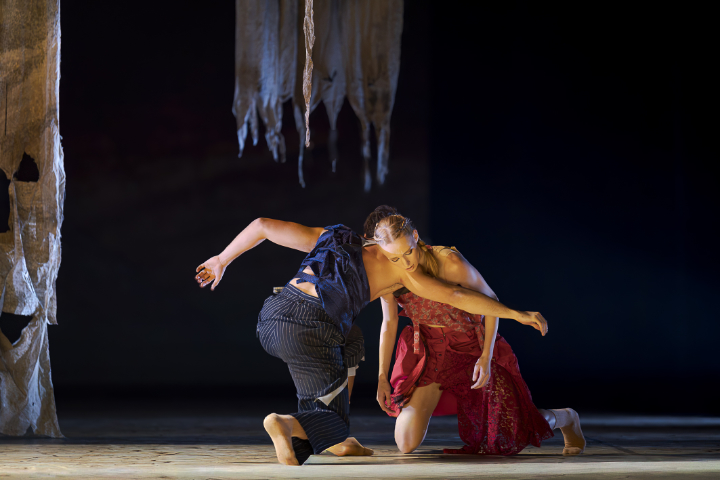 Ballett Graz: "Romeo und Julia", Ch: Etienne Béchard. Im Bild: Kirsty Clarke (Julia) und Gionata Sargentini (Romeo) © Werner Kmetitsch. Oper Graz Romeo6