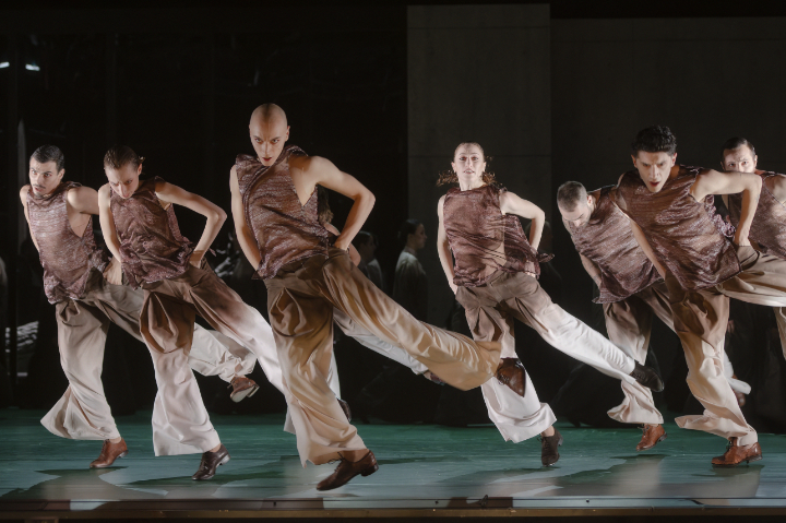 Ballett des Staatstheater Augsburg: "Mozart-Requiem", Ch: Peter Chu; Im Bild: Afonso Pereira, Giulia Finardi, Thomas Krähenbühl, Fátima López García, Alfonso López González, Mateo Mirdita, David Nigro. © Jan-Pieter Fuhr Mozartrequiem1