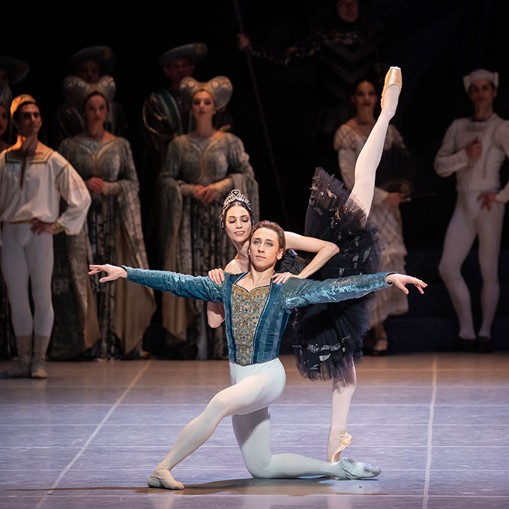 "Schwanensee". Tanz: Denys Cherevytchko (Prinz Siegfried), Maria Yakovleva (Odile). © Wiener Staatsballett / Ashley Taylor Schwanensee0