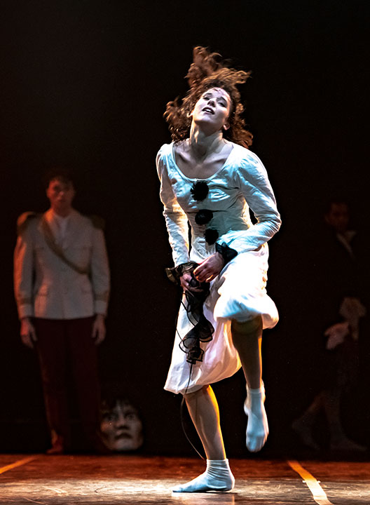 Staatstheater Nürnberg Ballett: „The Last Coincidence“ Ch: Bryan Arias, Tanz (v.l.n.r.): Paloma Lassere. © Bettina Stößt Arias 209
