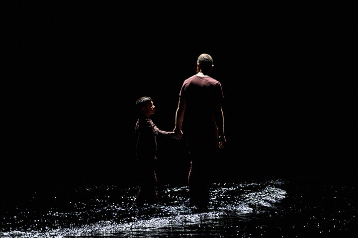 Rachid Ouramdane "Franchir la nuit" mit TeilnehmerInnen des Community Dance Summercamp 2019 © Andrea Macchia Ouramdane2