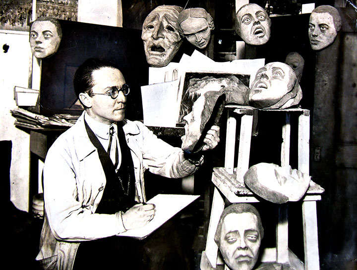 Fotoatelier A. Frankl, Berlin, Emil Pirchan mit Masken im Berliner Atelier, 1923 © Sammlung Steffan/Pabst, Zürich, Foto: Sammlung Steffan/Pabst, Zürich © Nachlass Emil Pirchan, Sammlung Steffan/Pabst, Zürich Pirchan