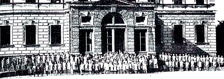 Jahresschule und Sommerkurs. In: Jugend-Erziehungs- und Kulturgemeinschaft G.m.b.H. Salzburg (Hg.), „Elizabeth Duncan-Schule Schloss Kleßheim Salzburg“, Foto: Kunstverlag Mora, Salzburg, 1930. 08 Duncan