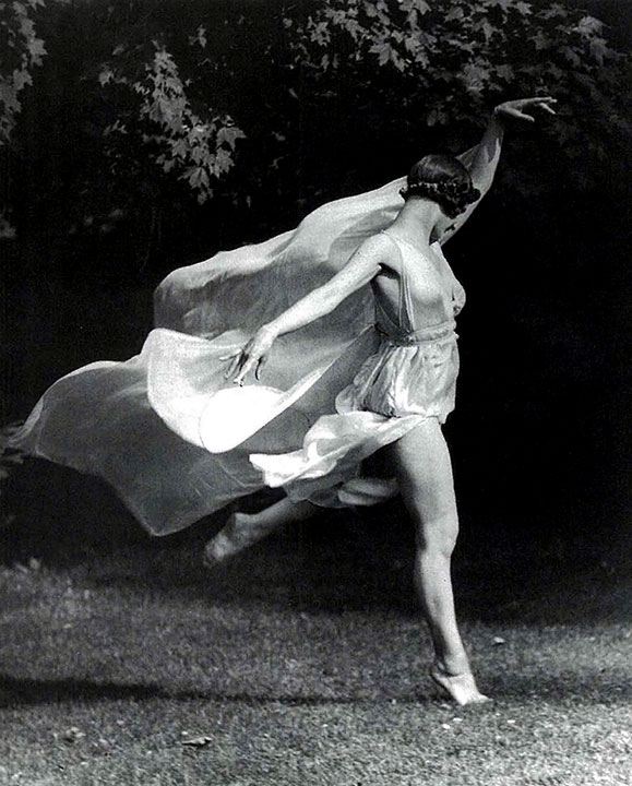 Anna Duncan, Fry Estate, Greenwich, Connecticut 1926, Foto: Arnold Genthe. In: Kathleen Quinlan, Erik Näslund u.a. (Hg.), „Anna Duncan: In the footsteps of Isadora“, Dansmuseet, Stockholm 1995. 15 Duncan