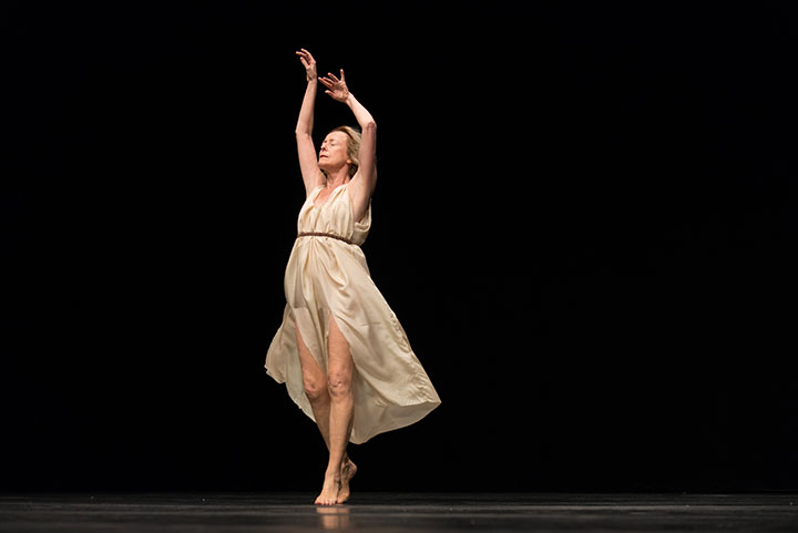Elisabeth Schwartz in „Isadora Duncan“ von Jérôme Bel, © Camille Blake. 17 BelDuncan